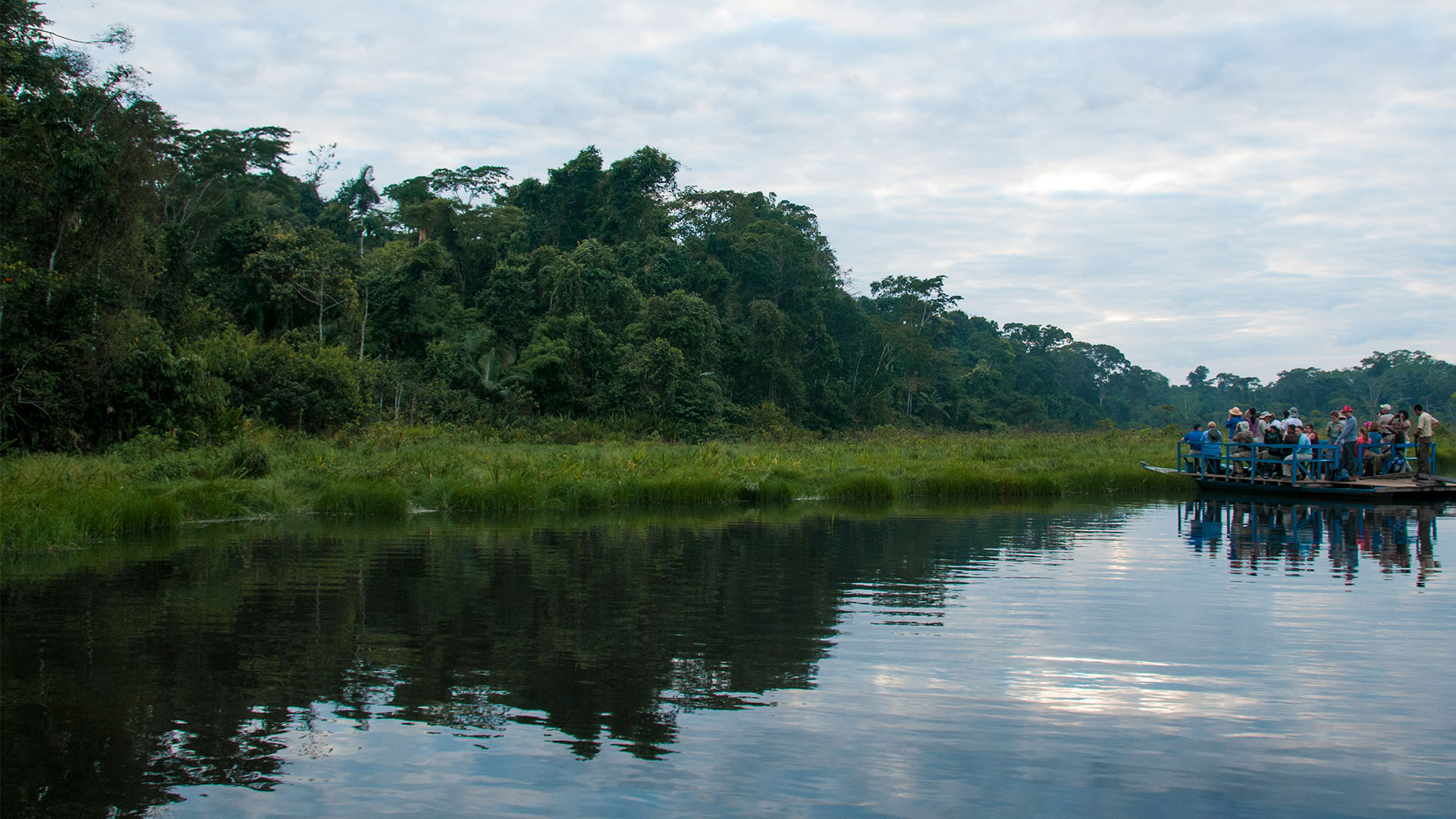 Navigation through the lakes of Madre de Dios